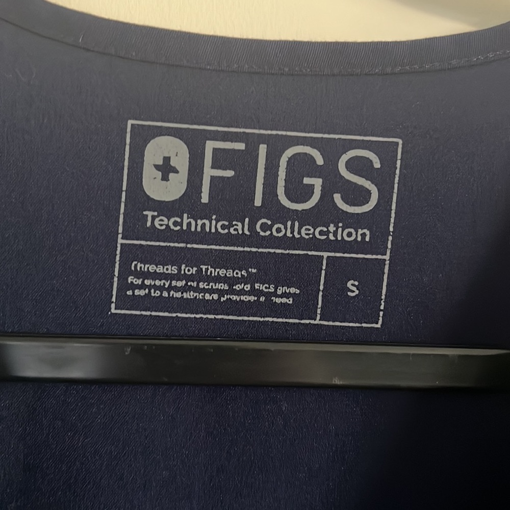 FIGS Casma Three-Pocket Scrub Top, size small - Picture 3 of 4